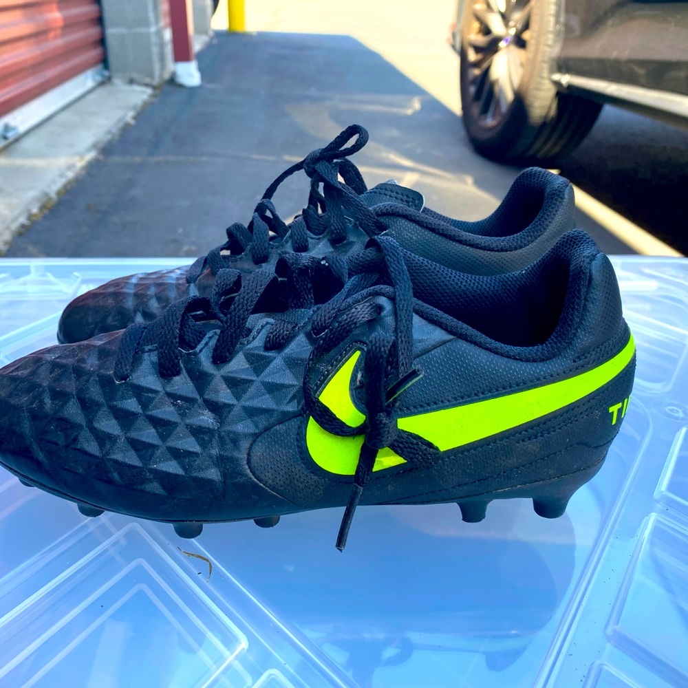 Nike Kids Tiempo Soccer Cleats AT5881-070 Black Green Size 3.5Y